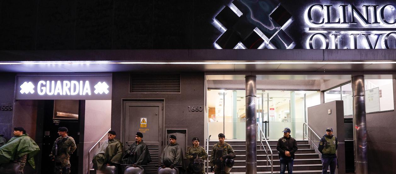 La Clínica Olivos, donde estuvo internado Maradona, custodiada por agentes de la Gendarmería Nacional Argentina. 