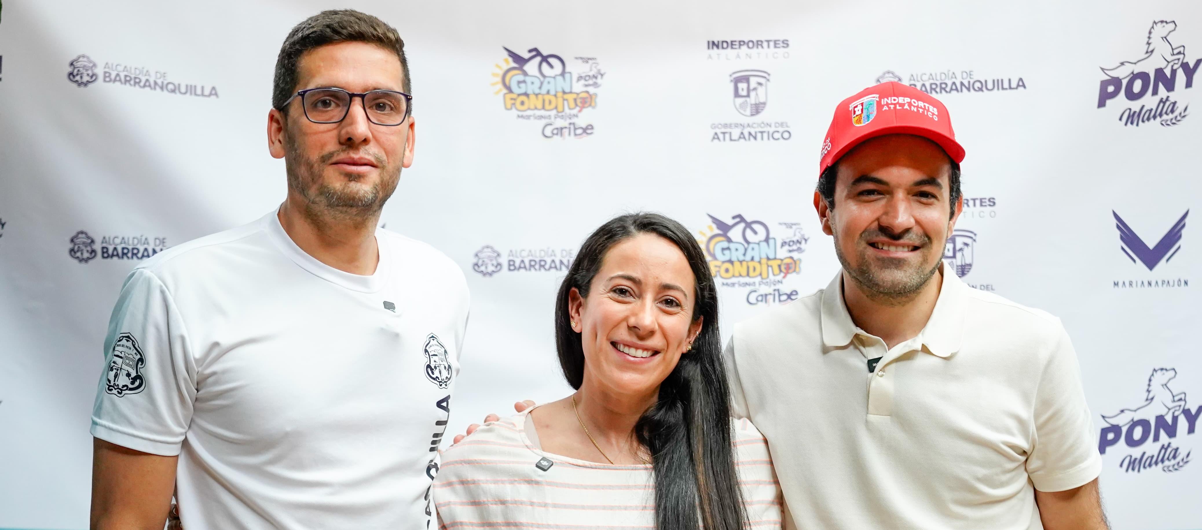 Mariana Pajón con Daniel Trujillo, secretario de deportes del Distrito, e Iván Urquijo, director de Indeportes Atlántico. 