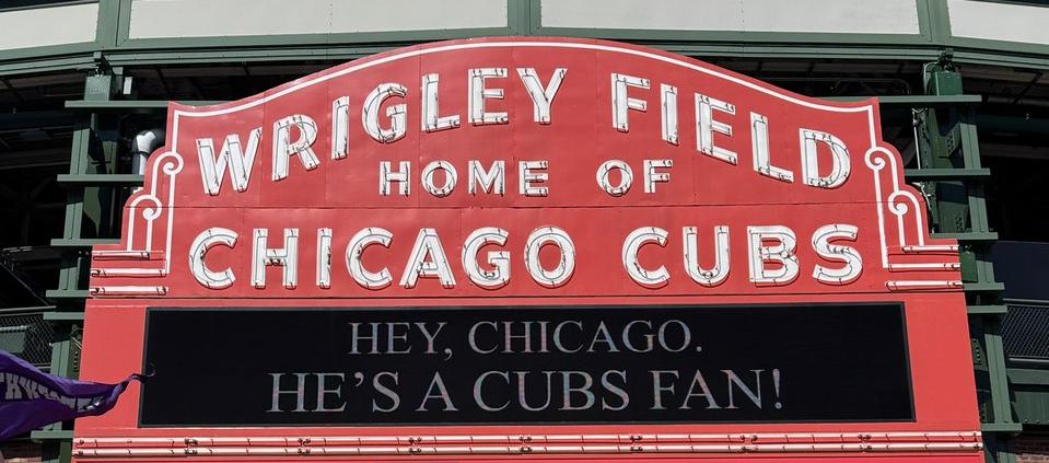 El mensaje de los Cachorros en las afueras del Wrigley Field. 