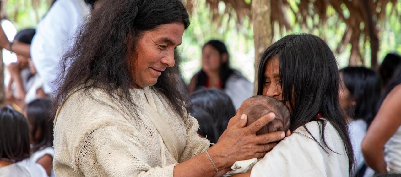 La autorización se concedió a parteras, parteros y comunidades indígenas de ciertos departamentos. 