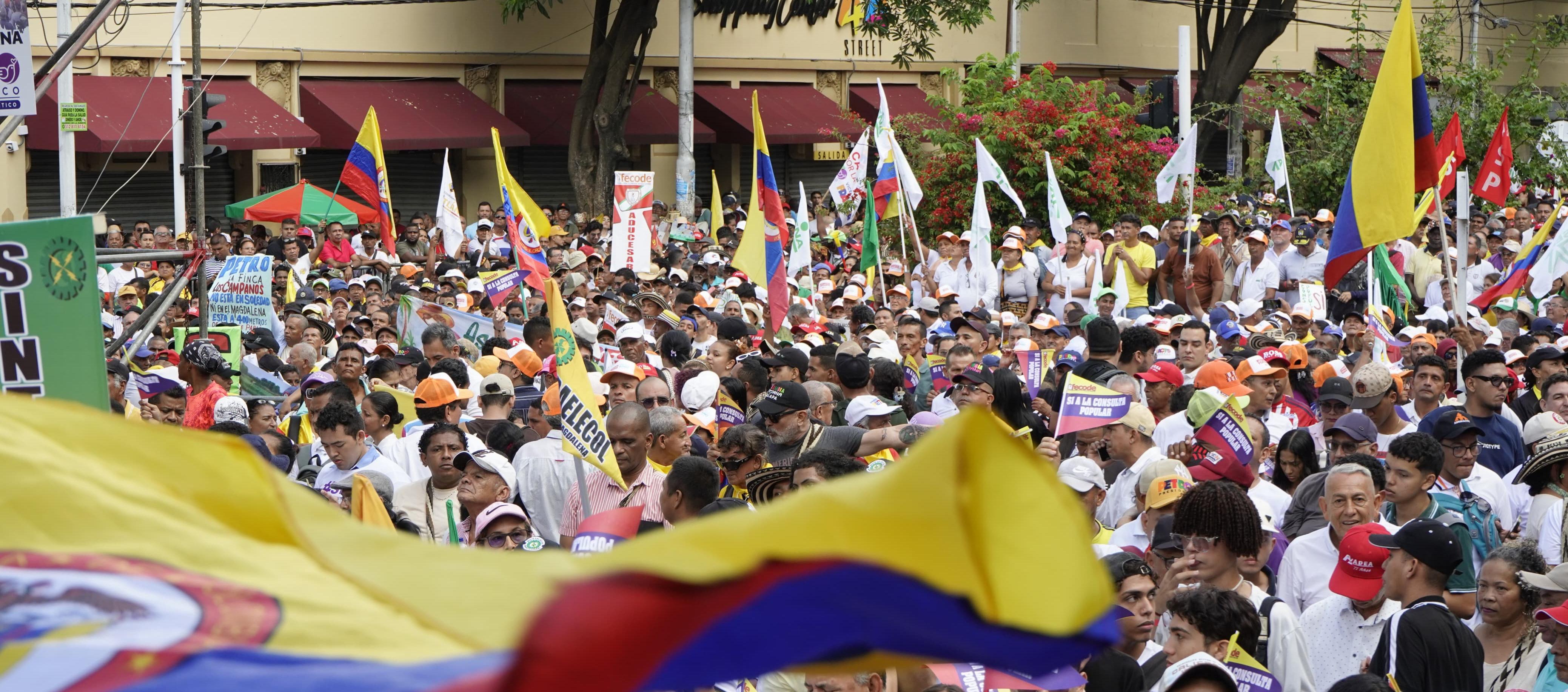 Aspecto del Paseo Bolívar con el cabildo popular.