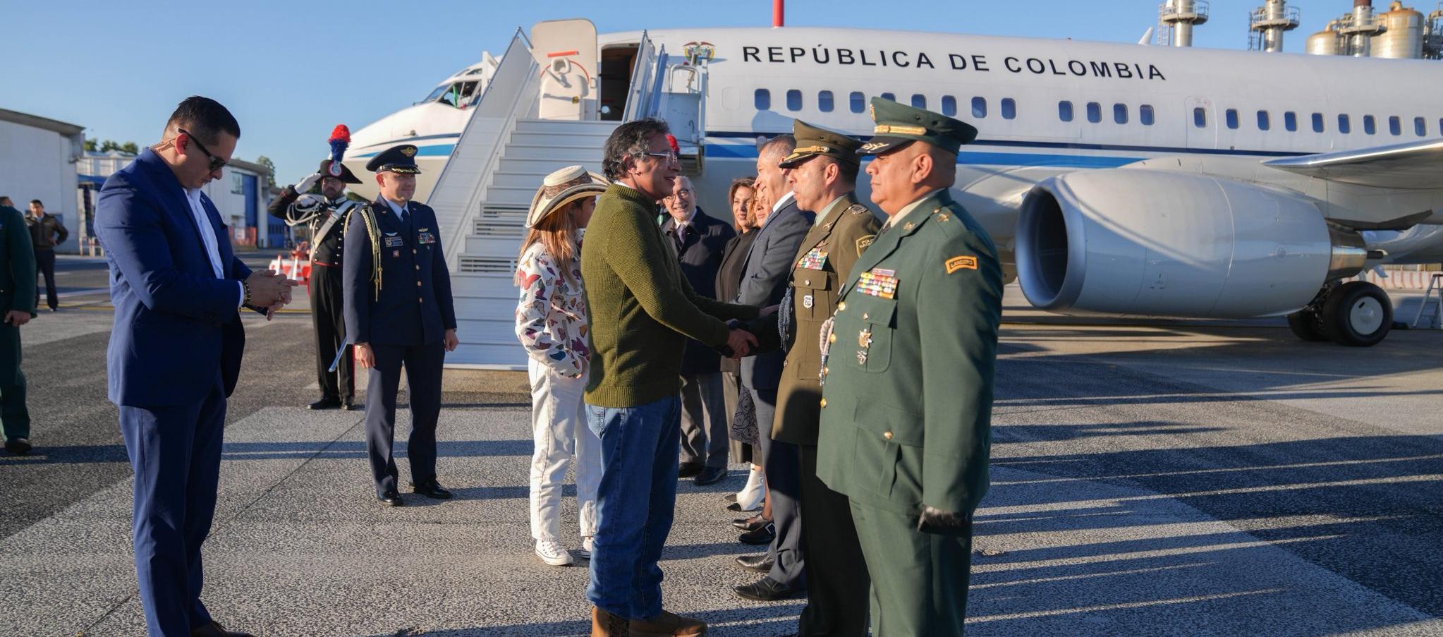 Presidente Petro en su aterrizaje a Roma. 