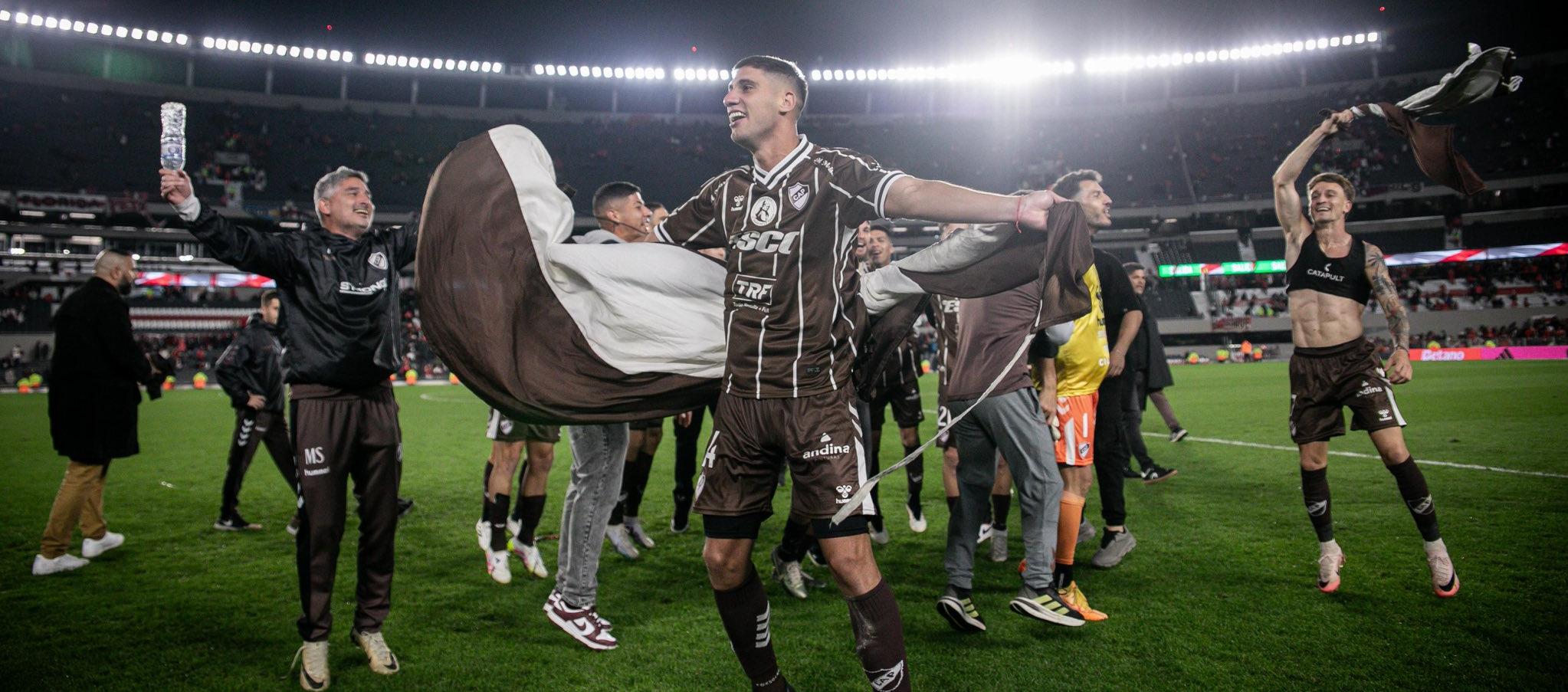 Jugadores de Platense celebran en el estadio de River su paso a las semifinales. 