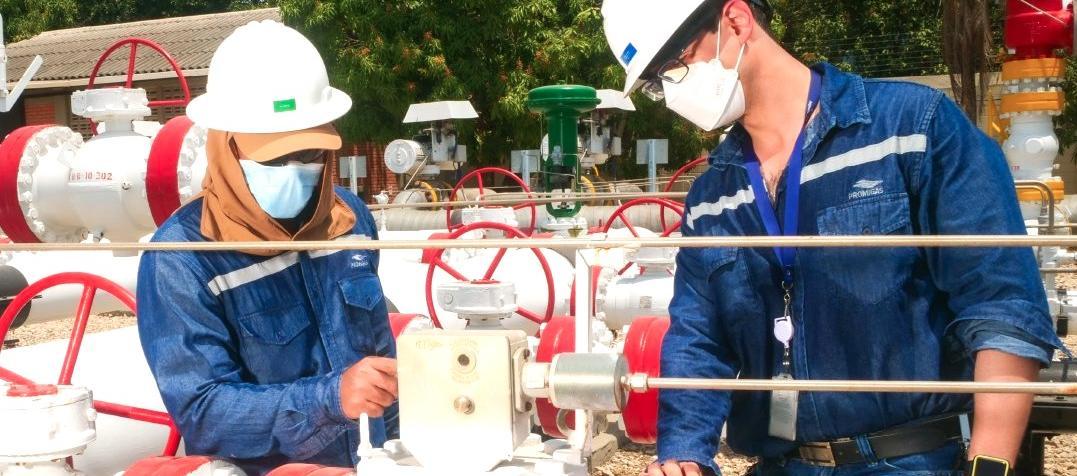 Operarios de Promigas durante labores dentro de la planta.