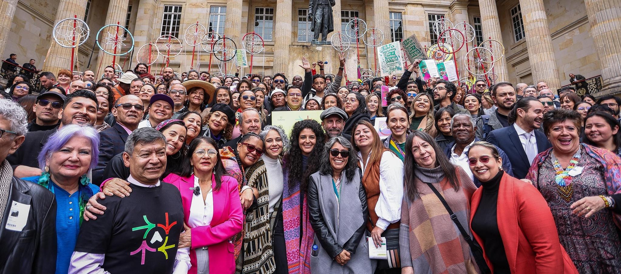 Ministra junto a colectivos culturales en la radicación del proyecto.