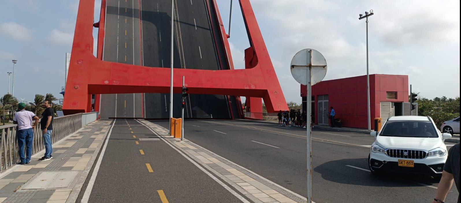 Puente batiente en Avenida del Río.