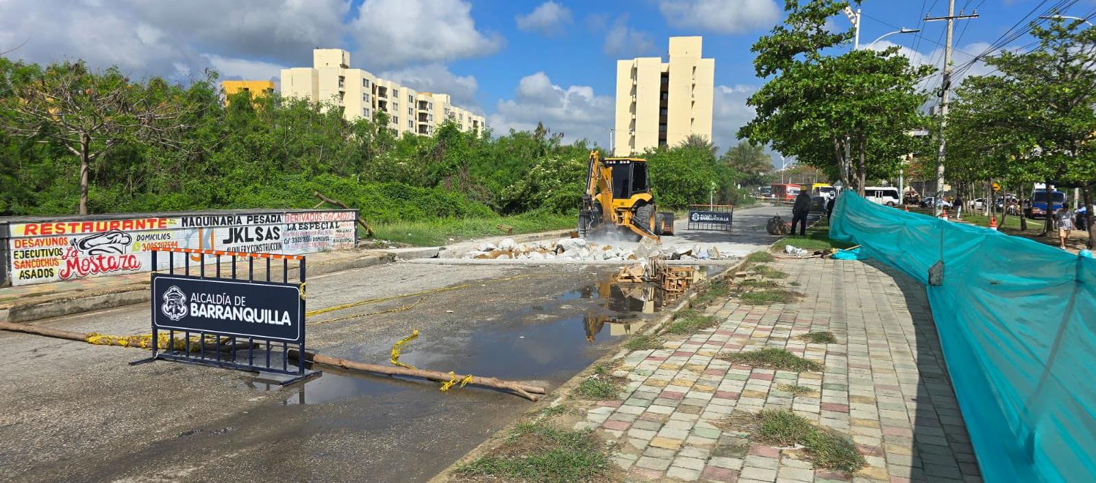 Máquinas en terreno adelantando las reparaciones. 