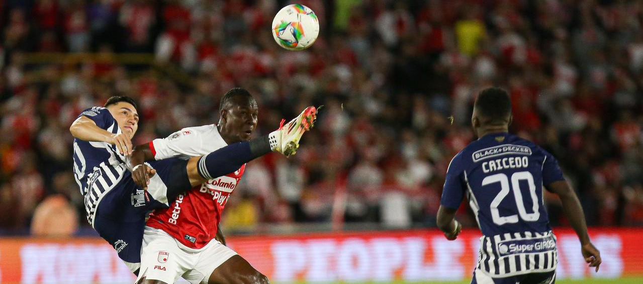 Fabián Ángel, autor del gol de Junior, intenta rechazar ante un rival. 