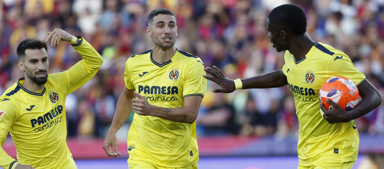 Santi Comesaña (centro) celebra el segundo gol del Villarreal ante el Barcelona. 