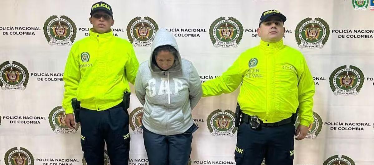 Autoridades junto a Yuranis Paola Miranda Duarte.