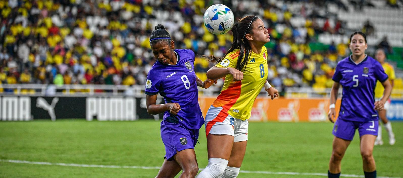 La colombiana Valentina García disputa la pelota con una rival ecuatoriana. 