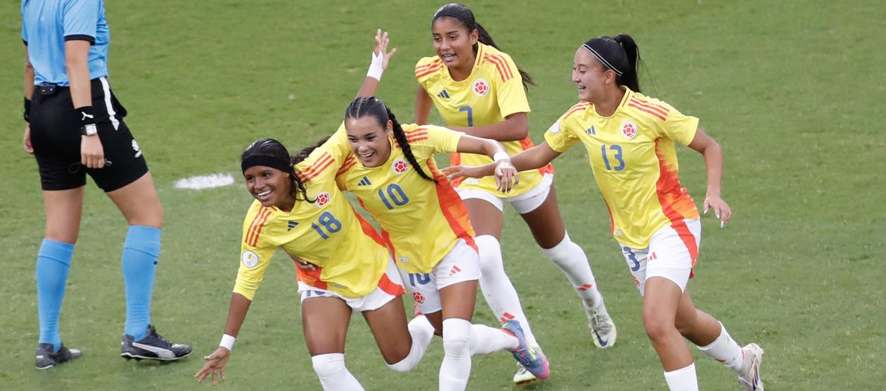 Maura Henao (18) celebra su gol con Ella Grace Martínez (10), Isabella Amado (13) y María Baldovino (7). 