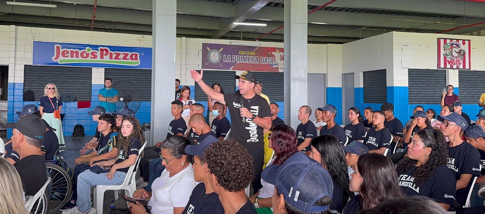 El alcalde Alejandro Char explicando los beneficios a los aspirantes a ser parte del Team Barranquilla 2025.