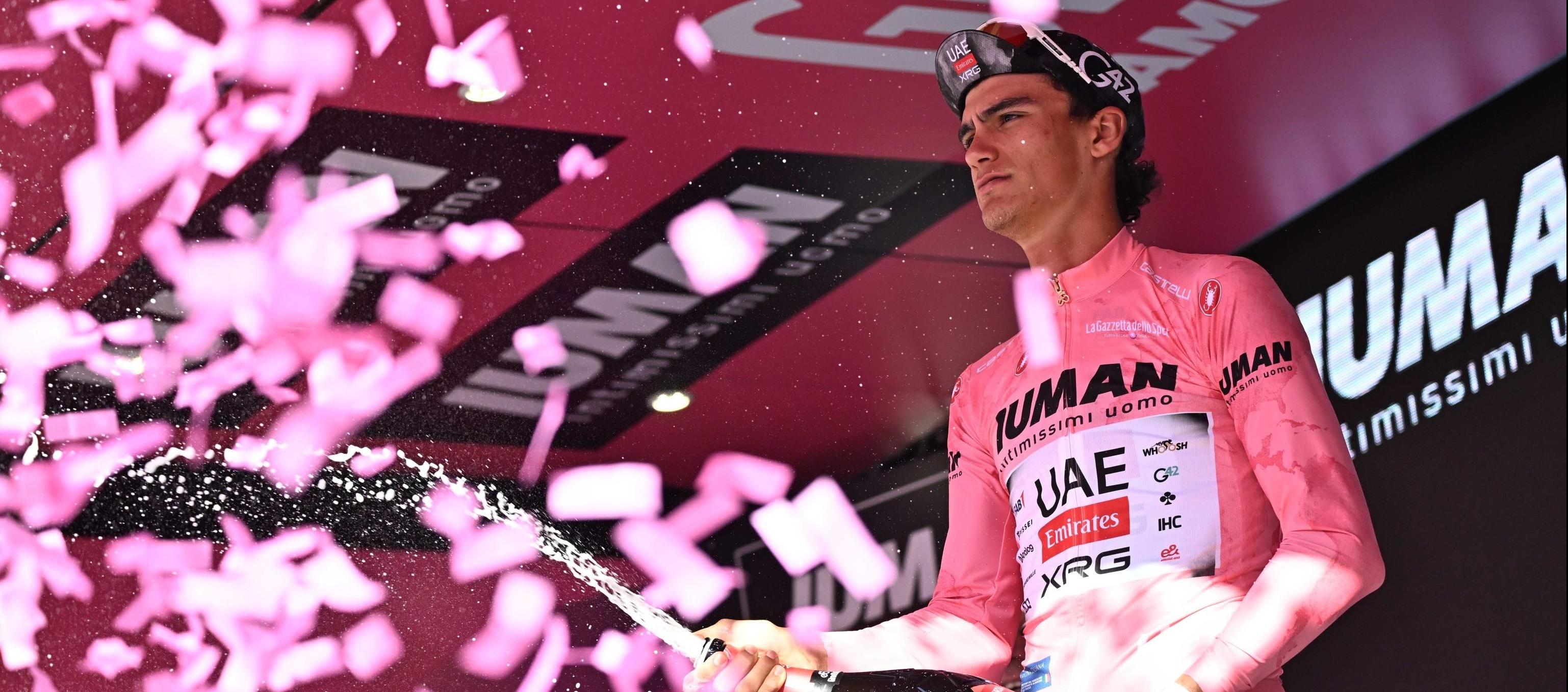 El mexicano Isaac Del Toro con la 'maglia rosa' en el podio tras cumplirse la novena etapa. 