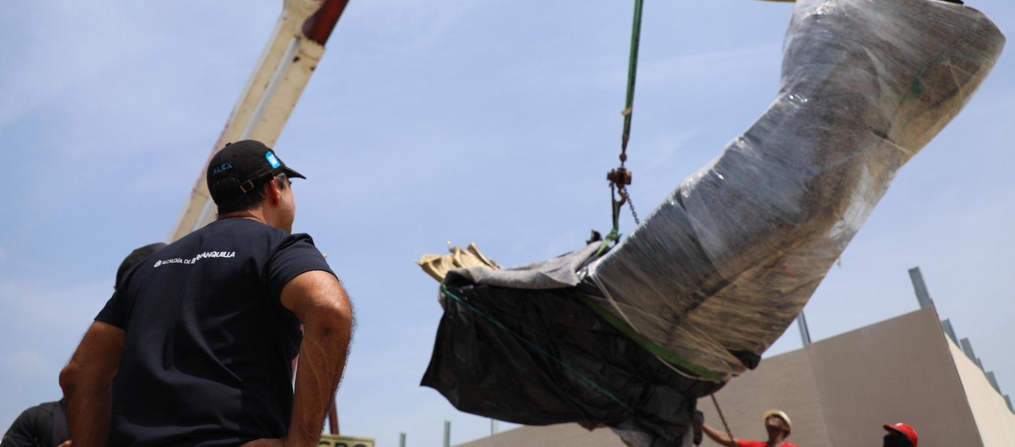 Alcalde Char durante la supervisión de la instalación de la estatua.
