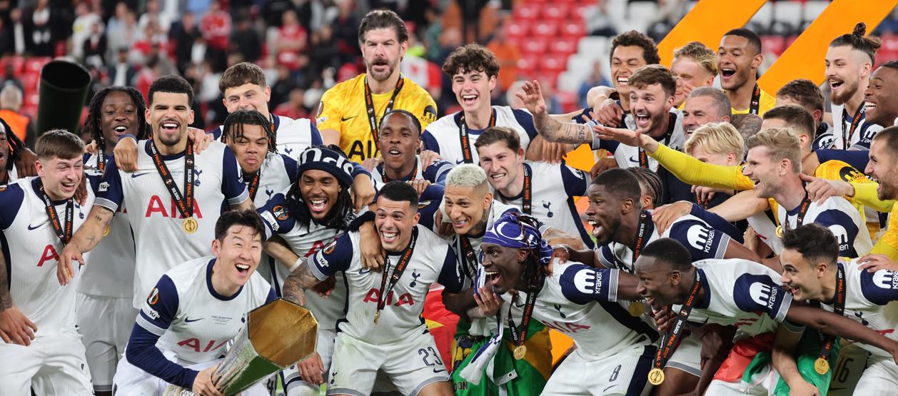 Los jugadores del Tottenham con el trofeo de campeones de la Liga Europa. 