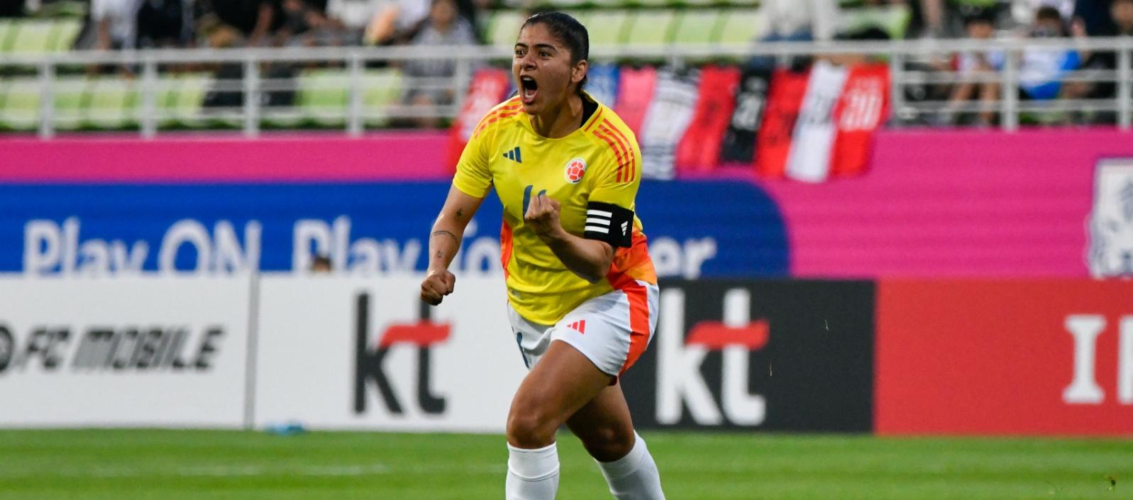 Catalina Usme festeja tras marcar el gol de la victoria de Colombia.