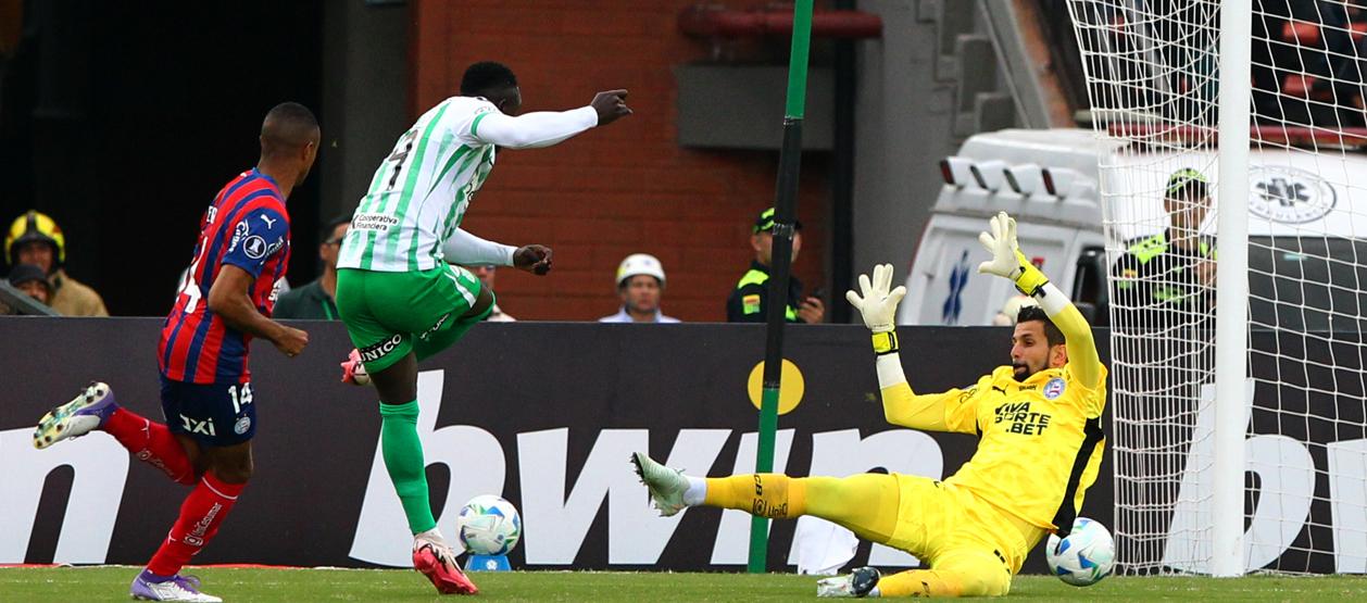 Kevin Viveros, autor del gol de Nacional, remata al arco de Bahía. 