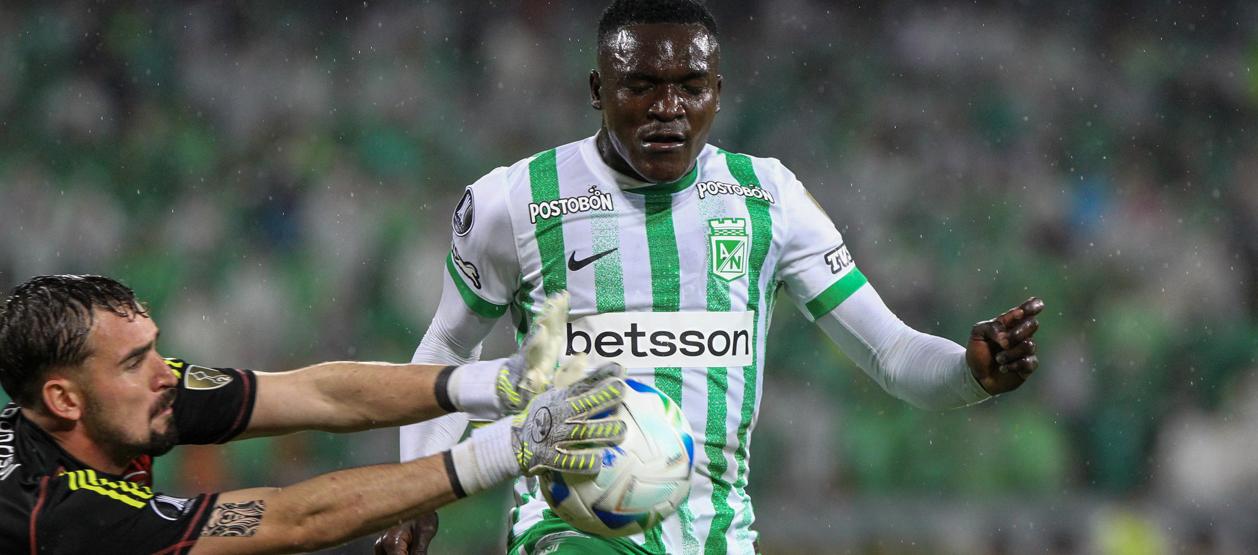 Kevin Viveros, autor de dos goles, disputa la pelota con el portero Anthoni. 