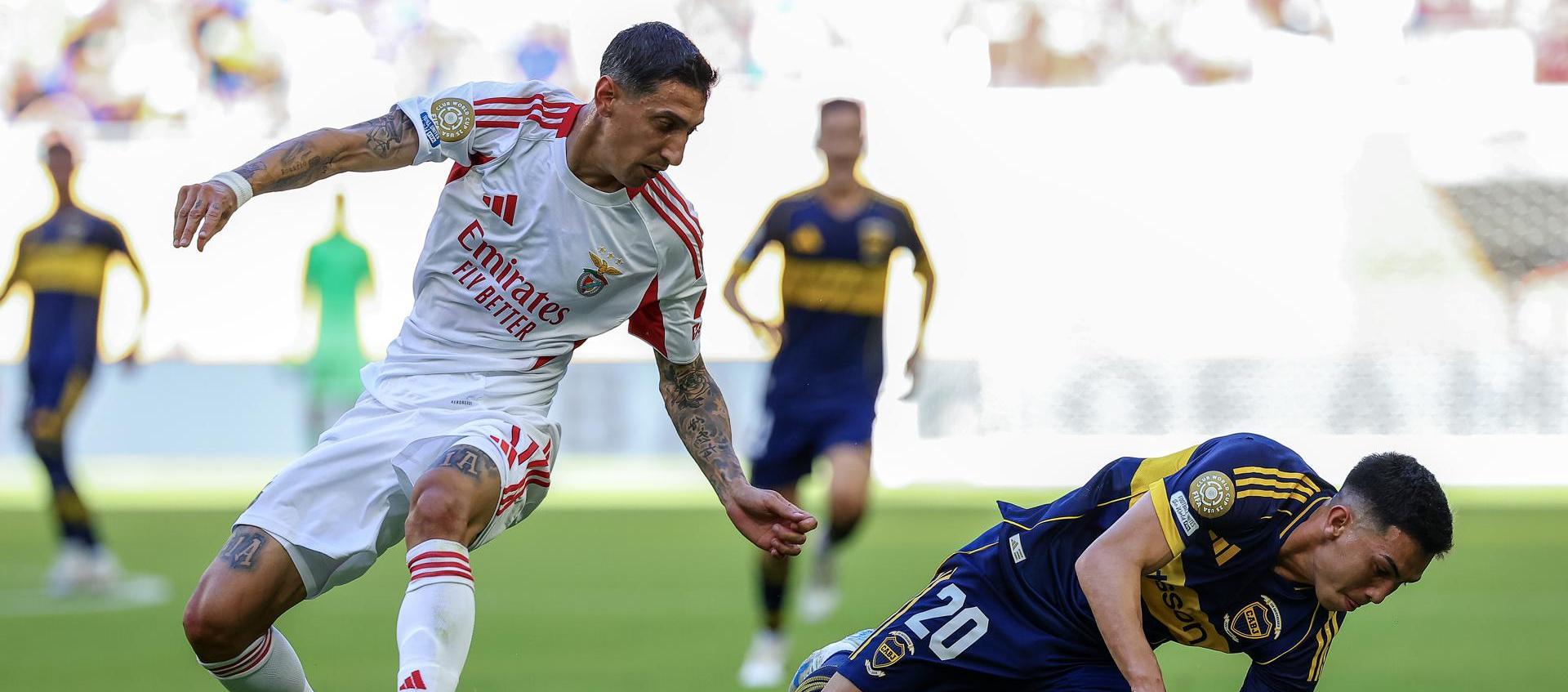 Ángel Di María y el volante de Boca Juniors, Alan Velasco.