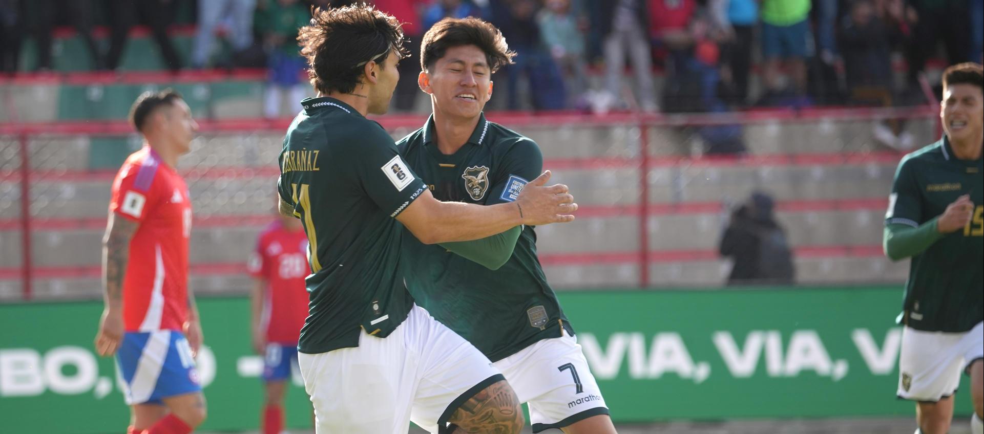 Jugadores de Bolivia celebrando uno de los goles a Chile.
