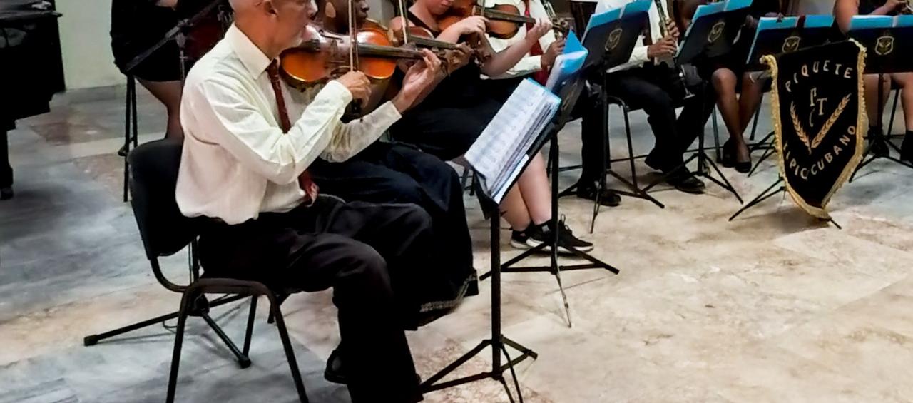 El Piquete Típico Cubano, durante la muestra musical.