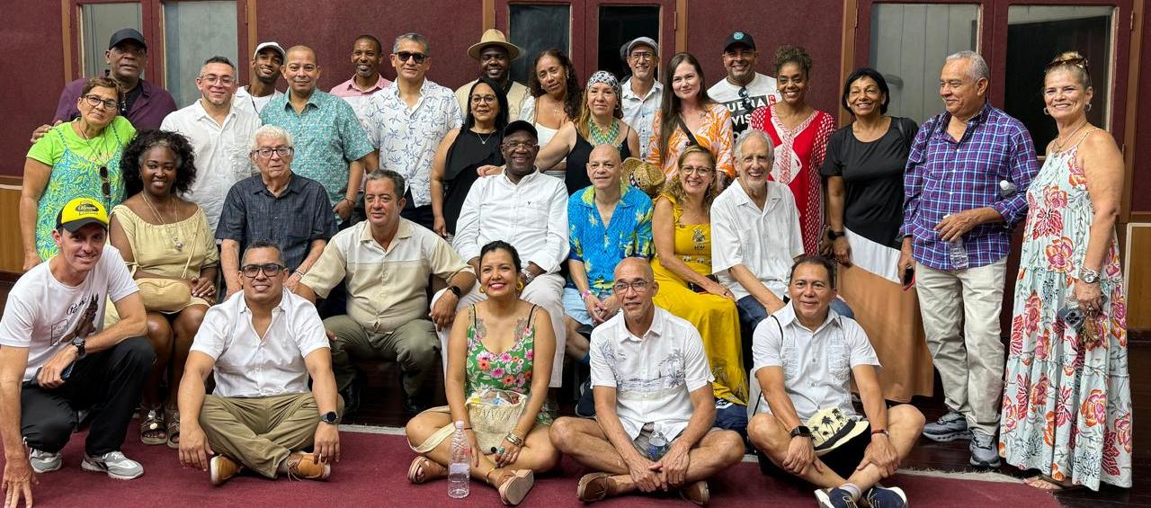 Directivos de Radio Progreso, con organizadores del Encuentro y coleccionistas de Colombia y México, durante la visita al estudio 'Benny Moré'.