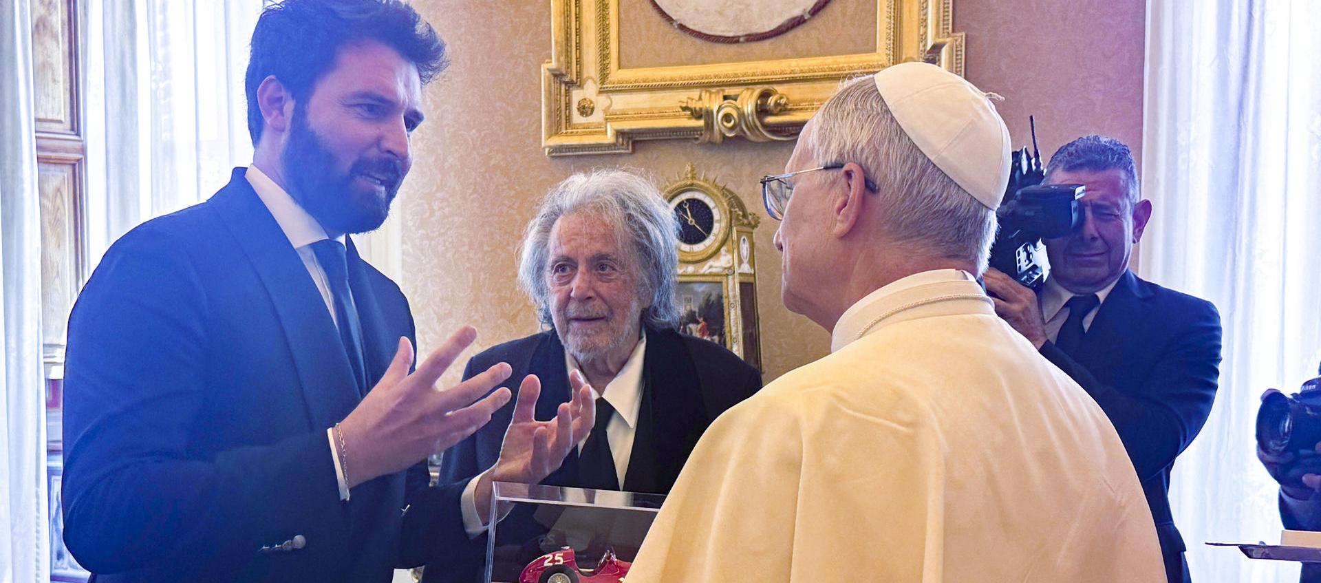 El Papa León XIV junto Al Pacino y al productor Andrea Iervolino. 