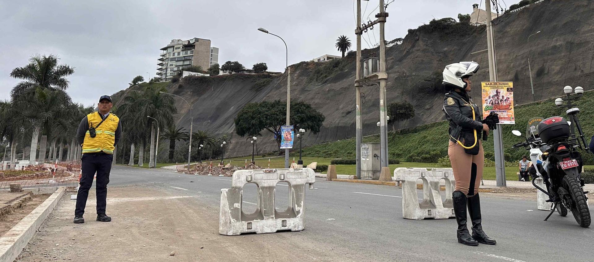Integrantes de equipos de seguridad cierran la avenida Costa Verde por derrumbes en el acantilado. 