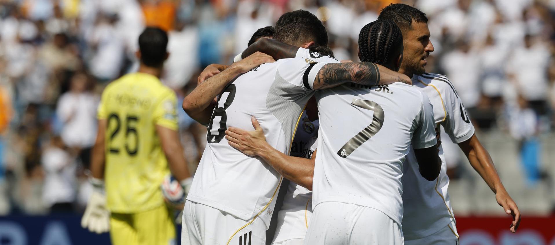 Jugadores del Real Madrid celebrando uno de sus goles en el partido.