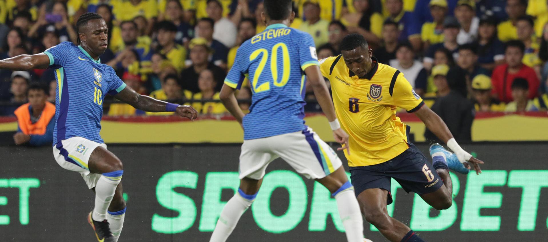 Willian Pacho, de Ecuador, disputa un balón con Vinicius y Estevao.