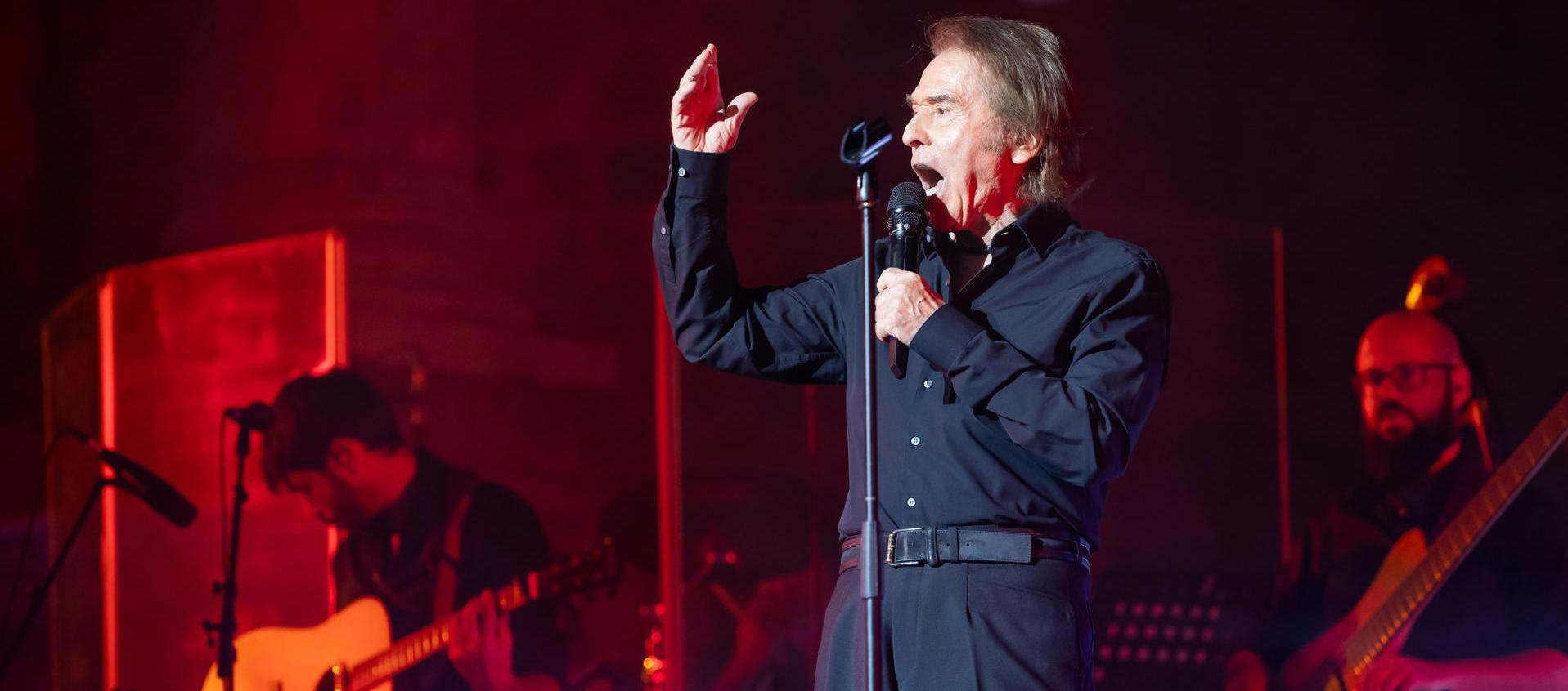 Raphael durante el concierto. 