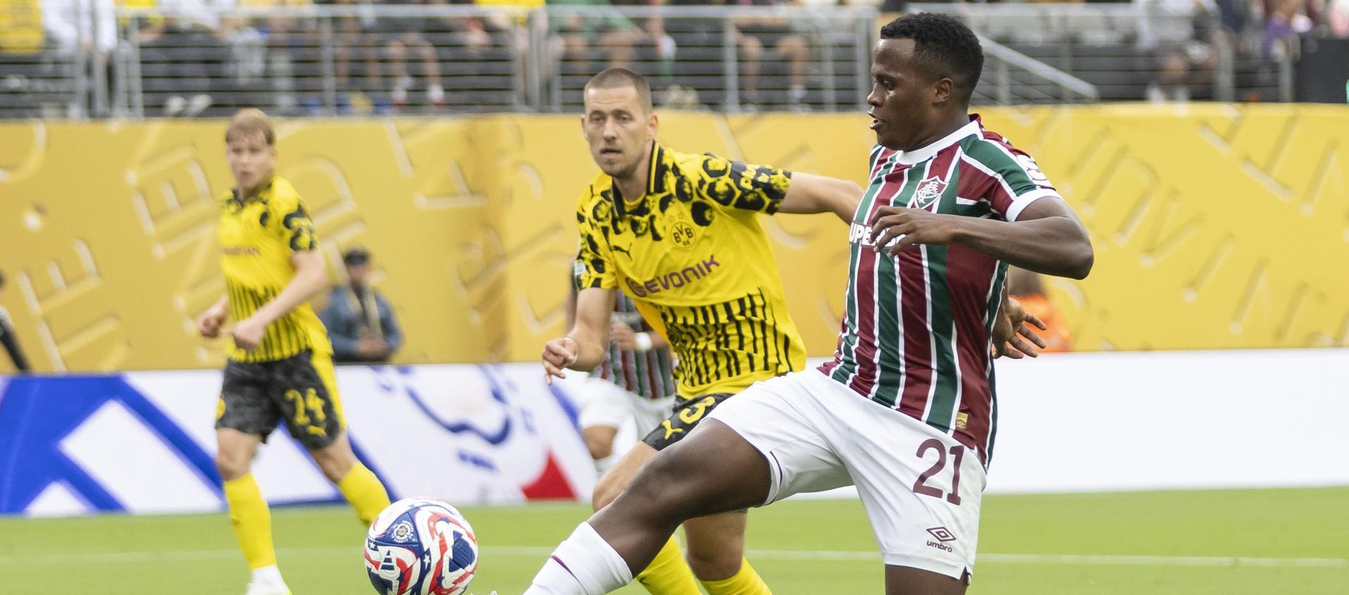 Jhon Arias enfrentando al Borussia Dortmund este martes.