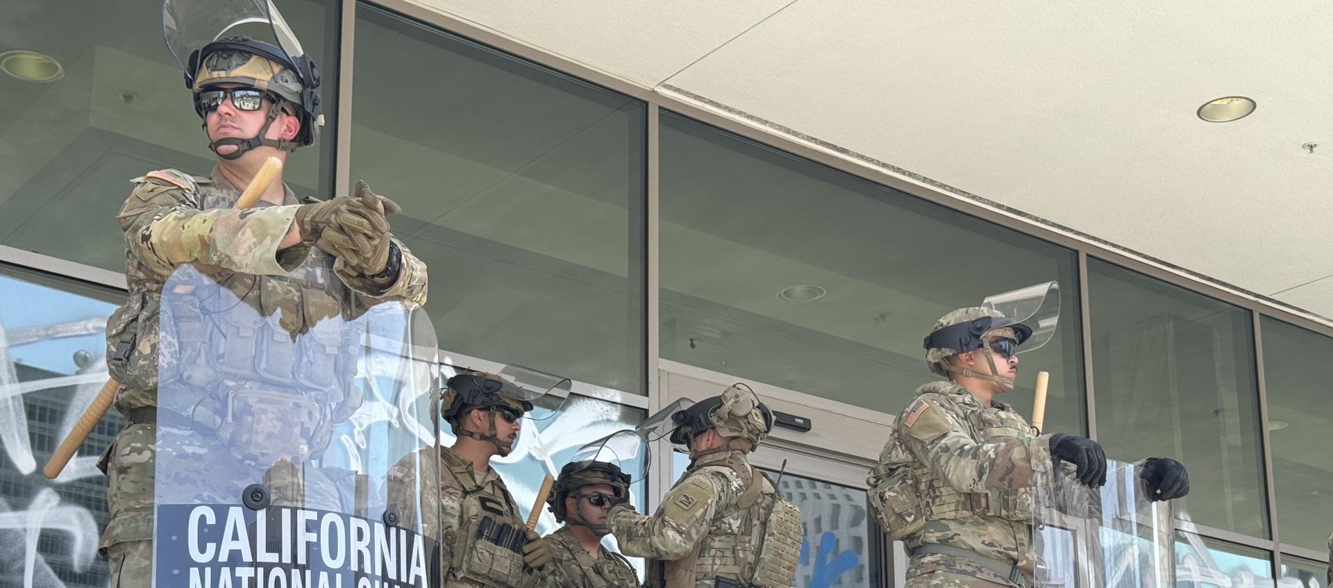 Integrantes de la Guardia Nacional de California.