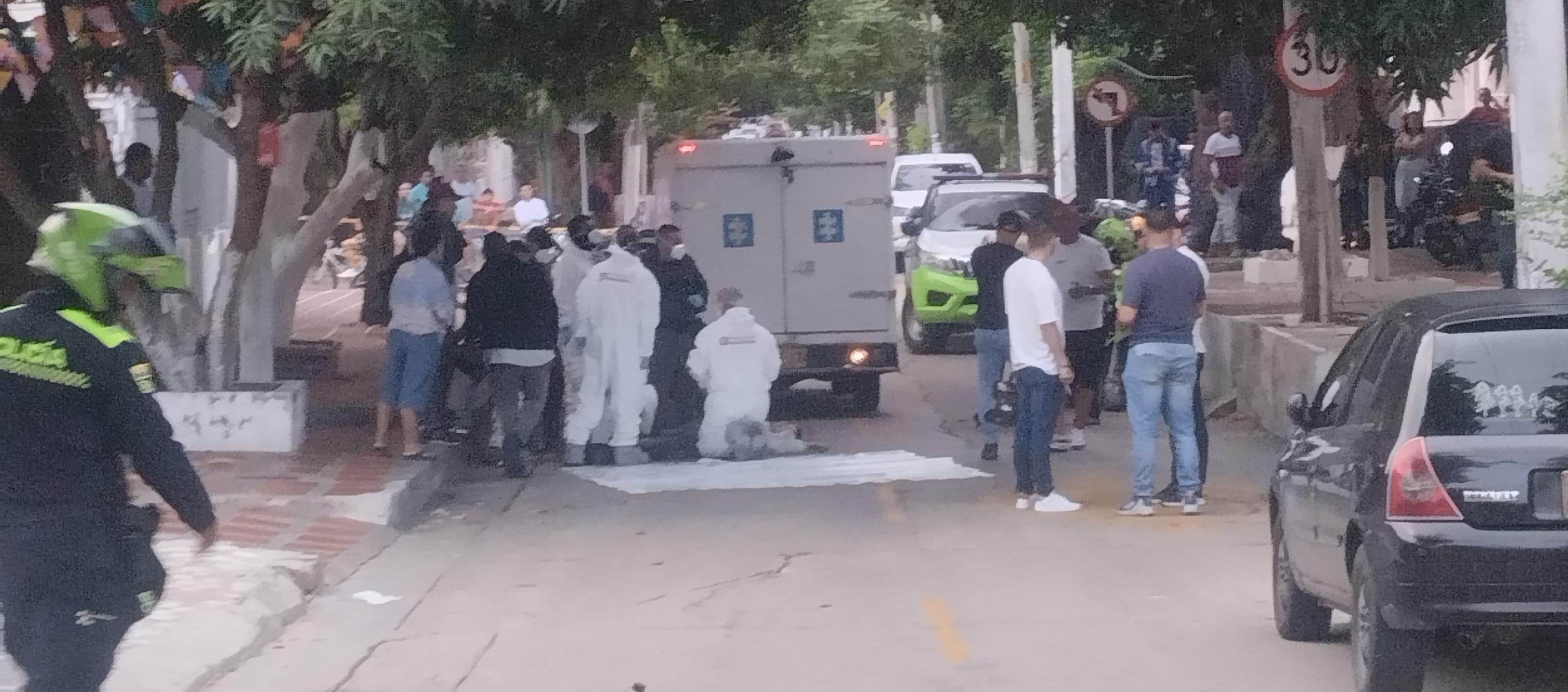 El CTI de la Fiscalía durante la inspección del cuerpo. 