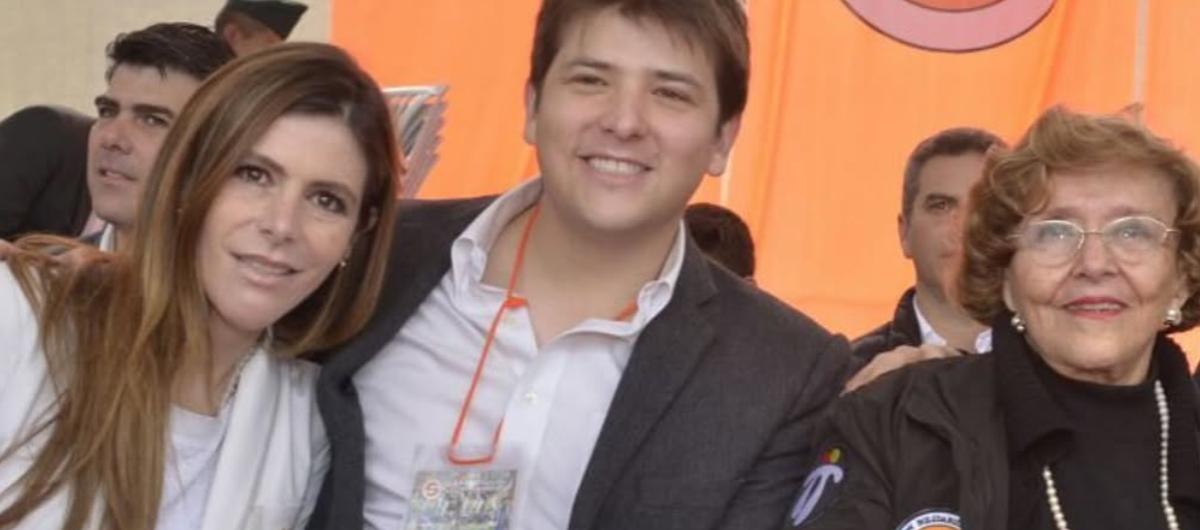 Miguel Uribe con su abuela Nydia Quintero. 