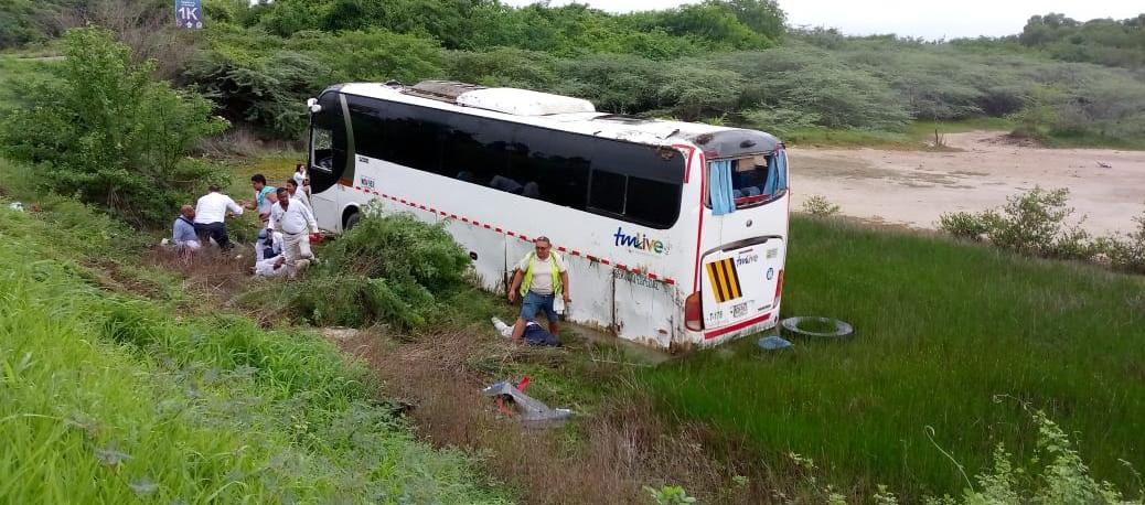 Bus accidentado en la vía al corregimiento de Barú.