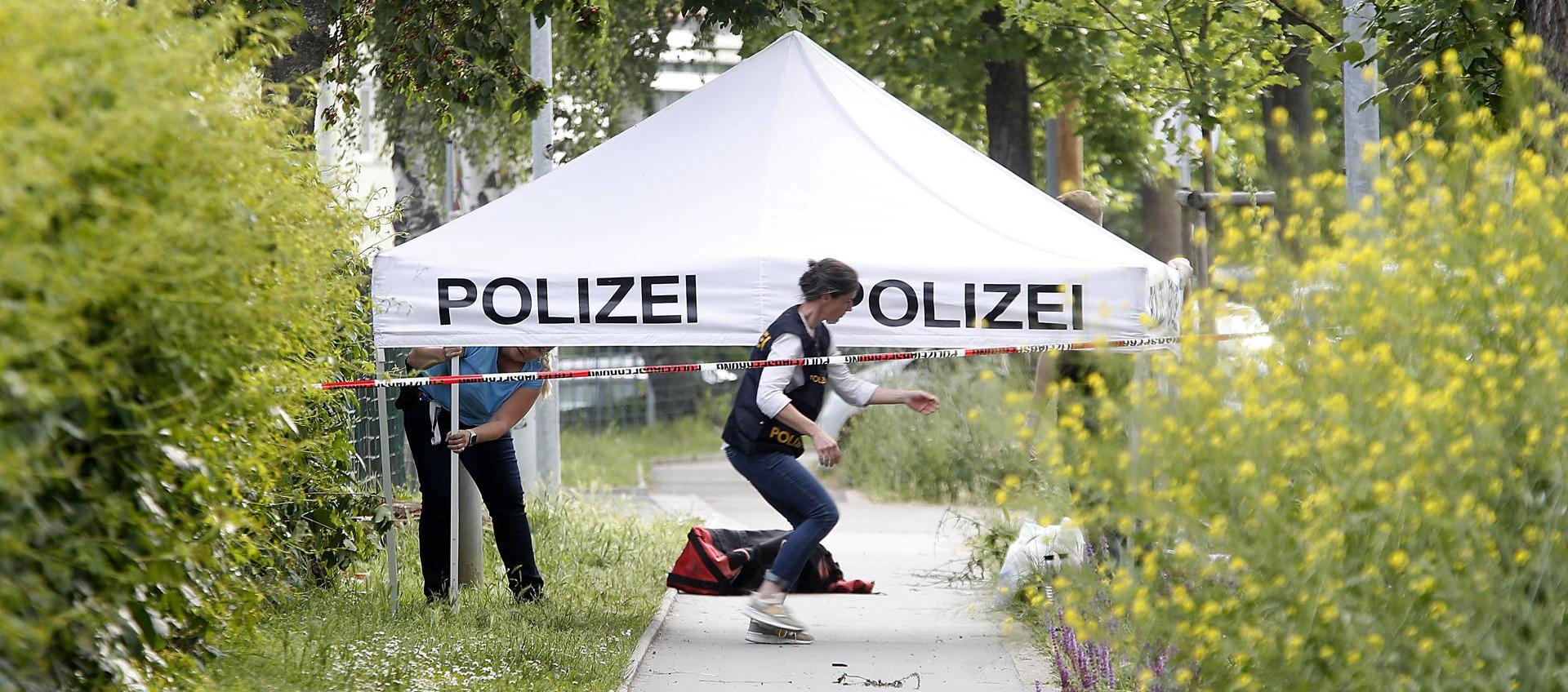 Agentes de policía en el instituto Dreierschutzengass, en Graz.