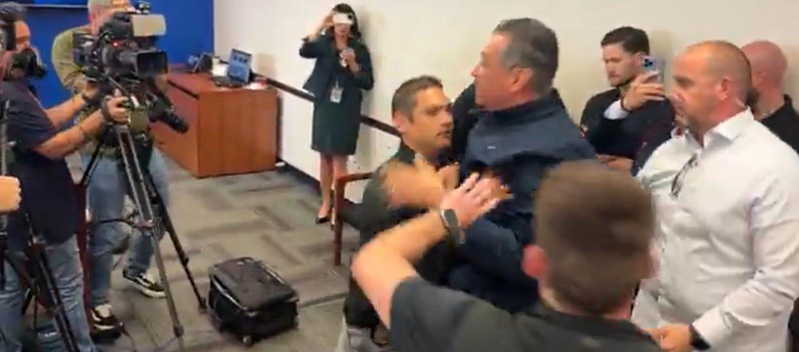 Momento en el que retiran al senador Alex Padilla.