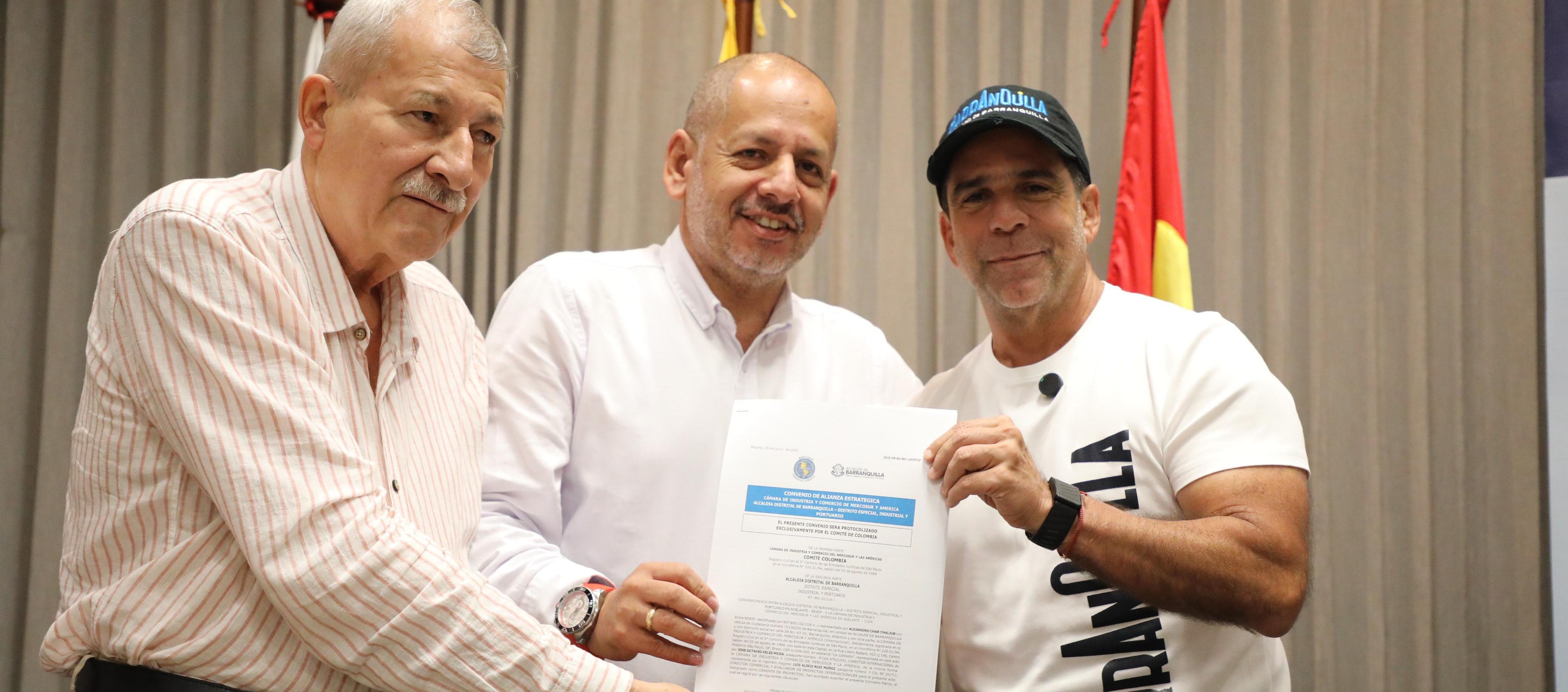 Alcalde Char y directivos de Mercosur durante la firma del convenio.