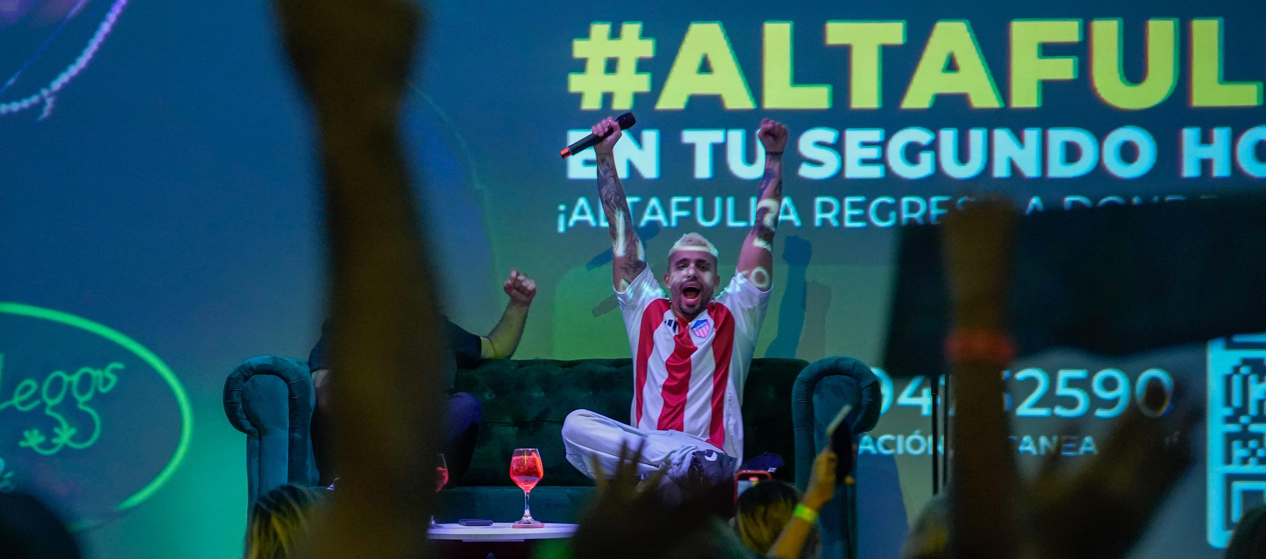 Altafulla alzando los brazos junto a sus seguidores.