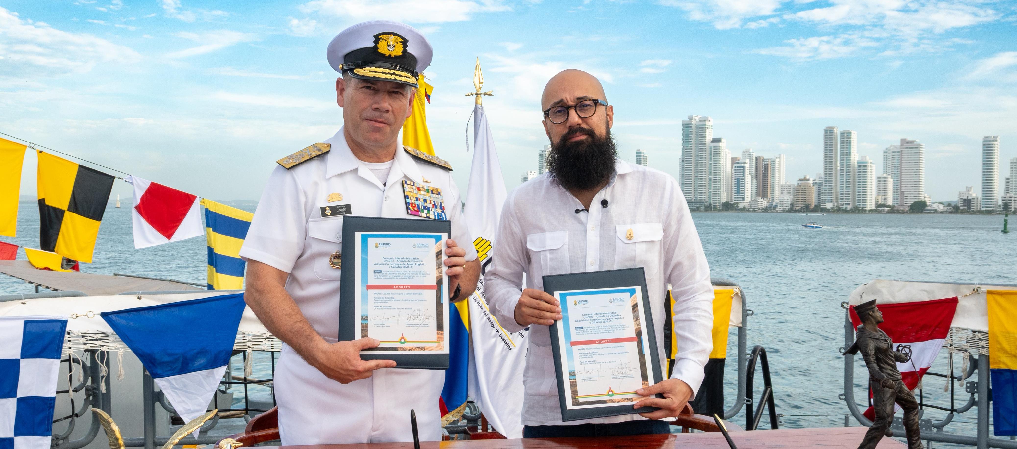 El almirante Juan Ricardo Rozo, comandante Armada, y Carlos Carrillo, director UNGRD.