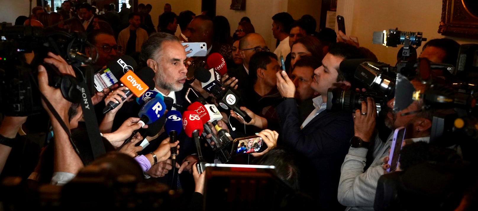 Armando Benedetti, en atención a medios en el Congreso.