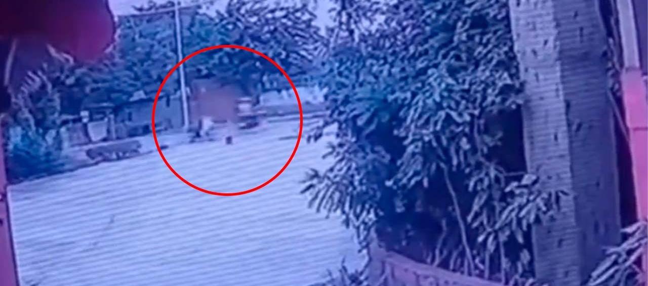 Momento en que dispararon a la joven.