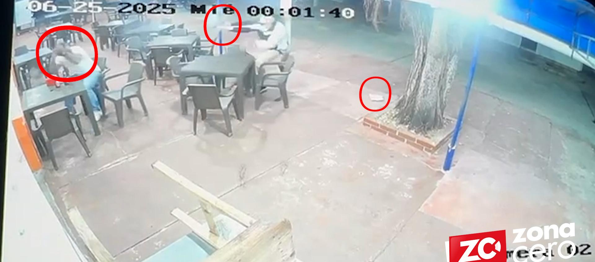 Momentos del ataque extorsivo en restaurante de comidas rápidas. 