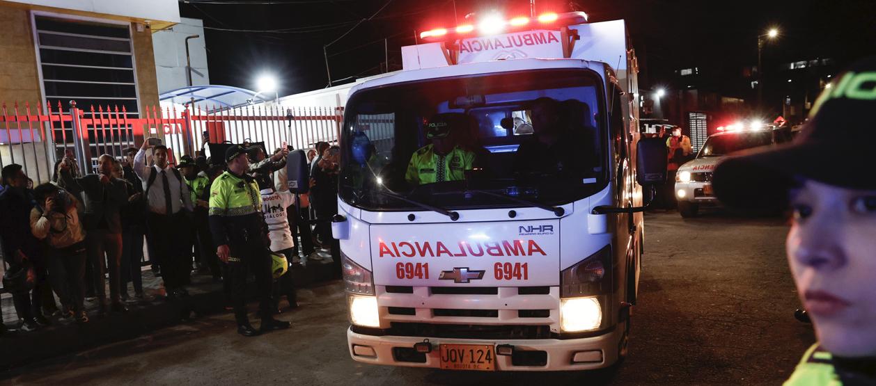 La ambulancia que trasladó a Miguel Uribe a la Fundación Santa Fe de Bogotá.
