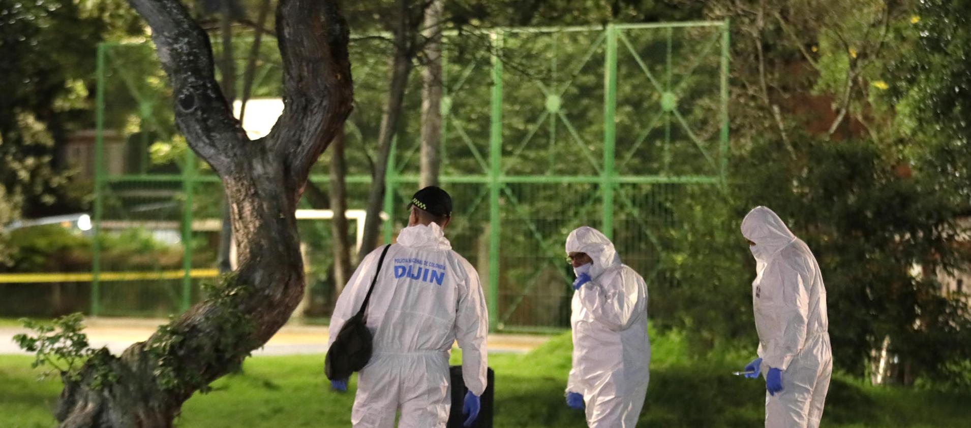 Integrantes de la DIJIN en la zona donde se presentó el atentado contra Miguel Uribe Turbay.