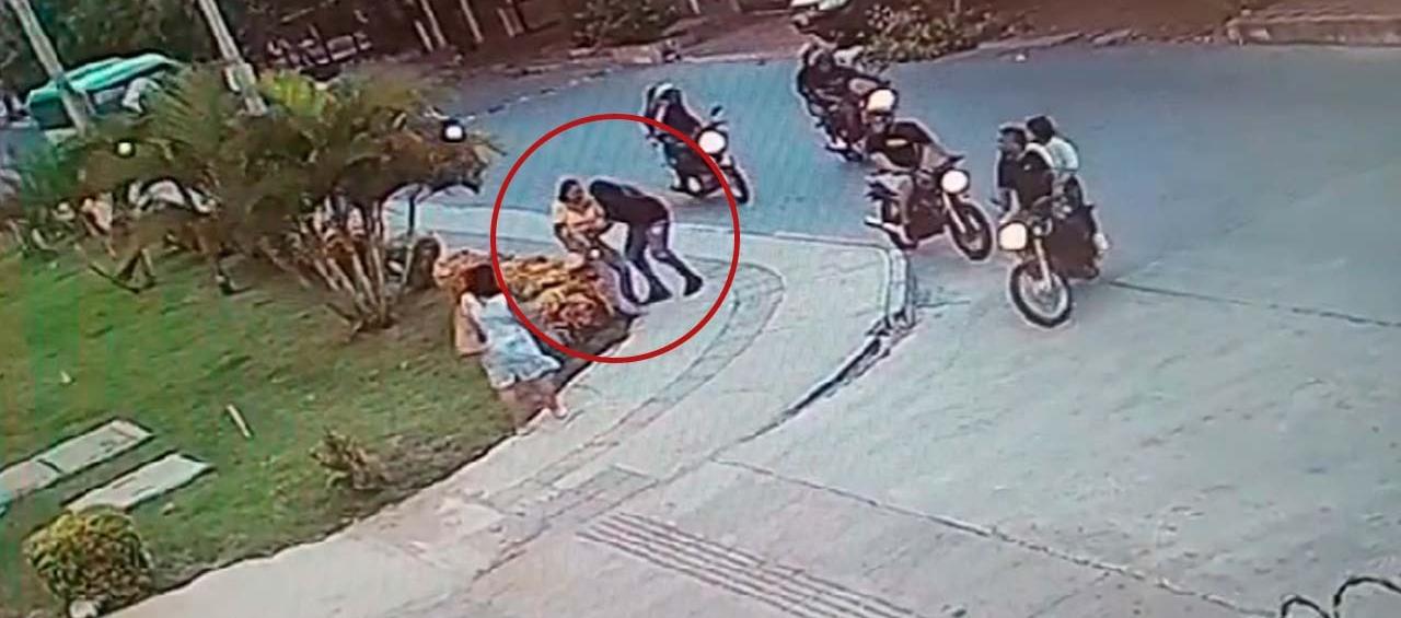 Momento en que la mujer fue asaltada por varios delincuentes el pasado martes. 