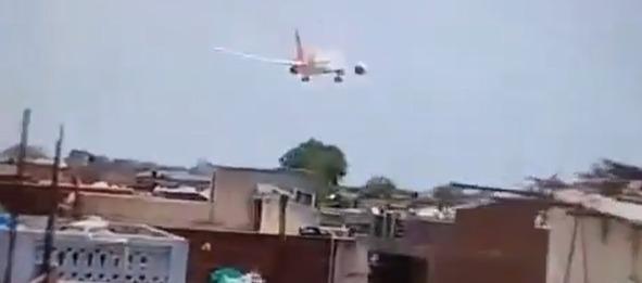 La imagen del avión antes de estrellarse.