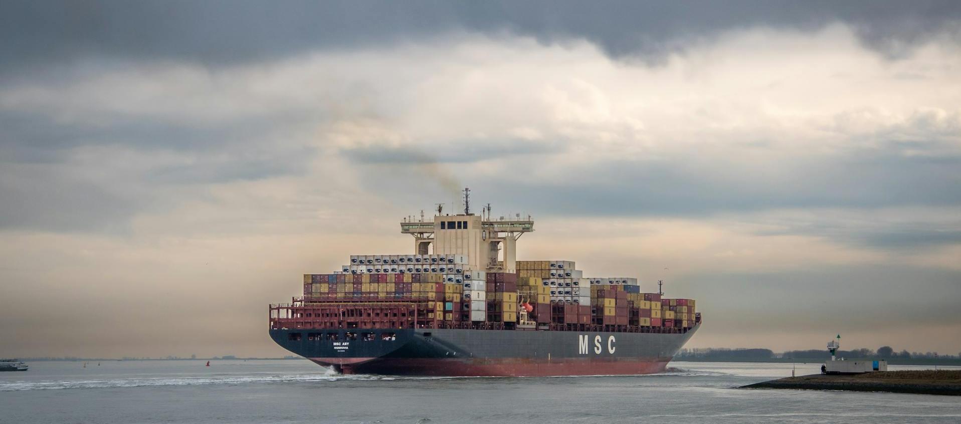 Buque mercante transportando contenedores. 